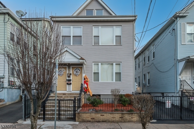 411 E 28th St in Paterson, NJ - Building Photo