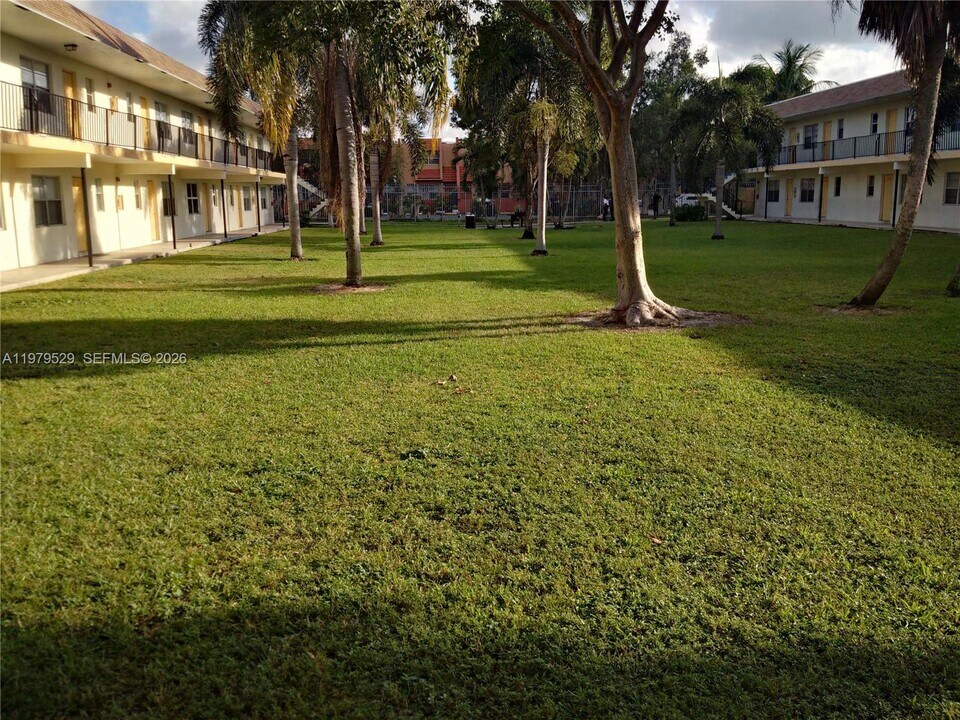 4160 NW 21st St in Lauderhill, FL - Building Photo