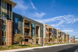 Enclaves at College Town in Tallahassee, FL - Foto de edificio - Building Photo