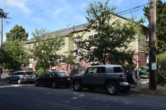 2480 NW Quimby St in Portland, OR - Building Photo - Building Photo