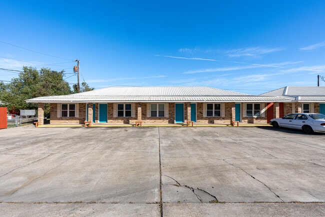 14207 W Club Deluxe Rd in Hammond, LA - Foto de edificio - Building Photo