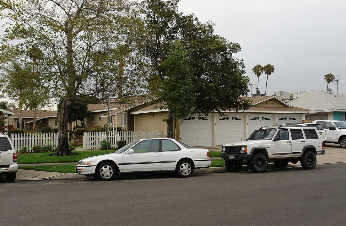 223-229 S Oak St in Orange, CA - Building Photo