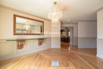 8817 NW Hazeltine St in Portland, OR - Building Photo - Building Photo