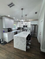 5763 NW 97th Ct in Doral, FL - Building Photo