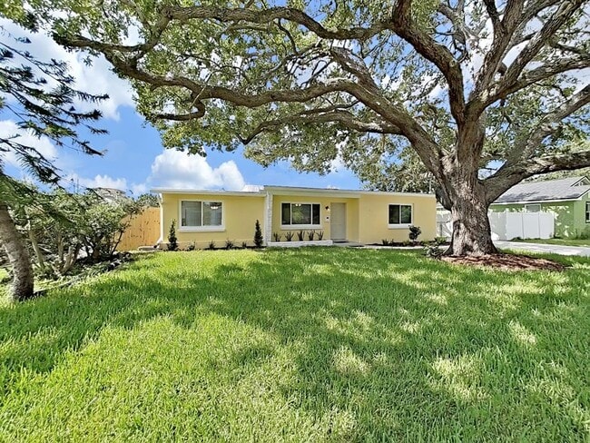 4610 W Bay Villa Ave in Tampa, FL - Building Photo - Building Photo