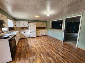 816 5th Ave NE in Independence, IA - Building Photo - Building Photo