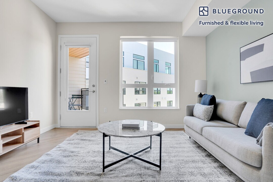 490 W McKinley Ave in Sunnyvale, CA - Building Photo