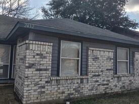 2432 E Timberview Ln in Arlington, TX - Building Photo
