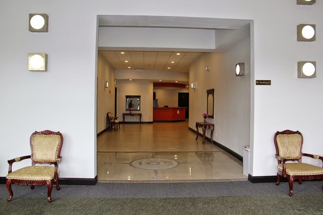 Latitude 105 in Swainsboro, GA - Foto de edificio - Lobby