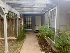 112 S Mockingbird Ln in Lockhart, TX - Building Photo - Building Photo