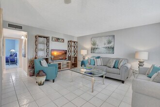 204 Burgundy N in Delray Beach, FL - Building Photo - Building Photo