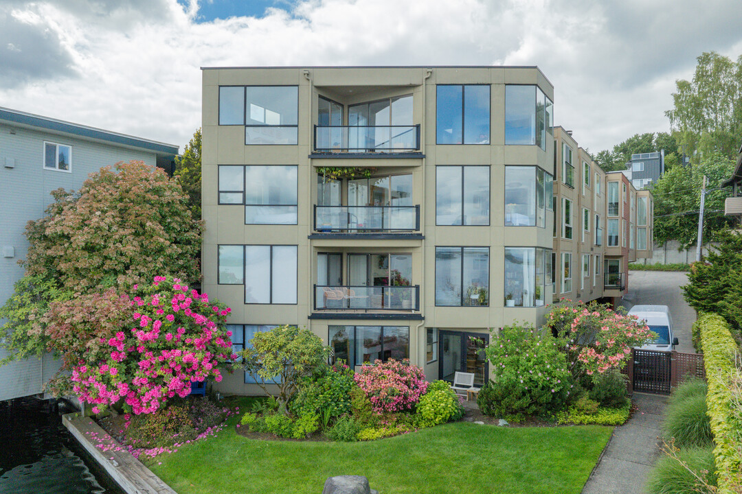 SUNBREAKER CONDOMINIUM in Seattle, WA - Building Photo