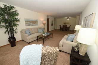 Applewoods Apartments in Apple Valley, MN - Building Photo - Building Photo