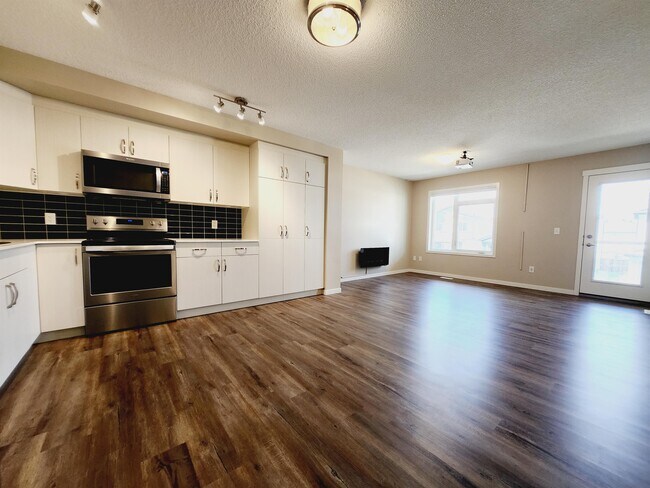 17215-17219 9 Avenue Southwest in Edmonton, AB - Building Photo - Building Photo