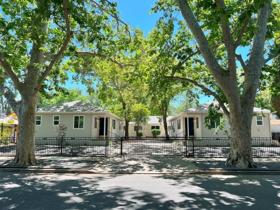 3208 B St in Sacramento, CA - Building Photo