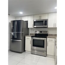 10975 SW 107th St in Miami, FL - Foto de edificio - Building Photo