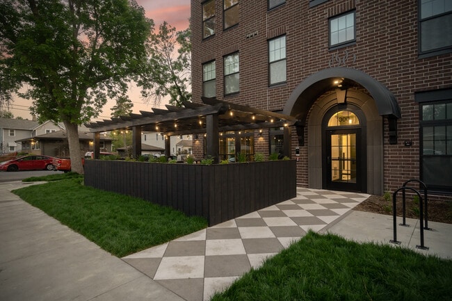 1000 Main Street Apartments