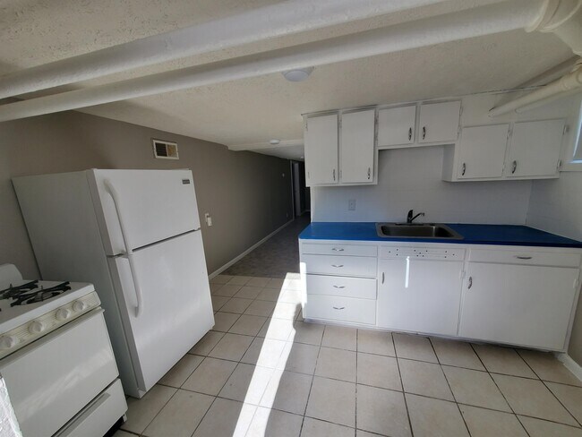 1979 South St-Unit -Basement in Lincoln, NE - Building Photo - Building Photo