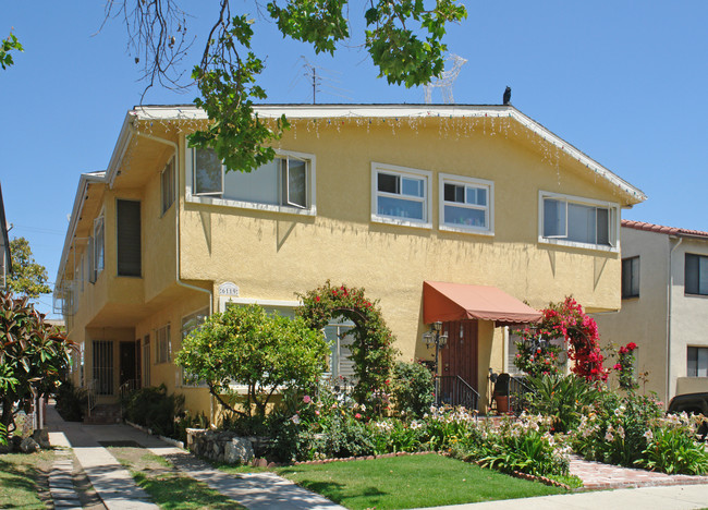 6117 Cashio St in Los Angeles, CA - Foto de edificio - Building Photo