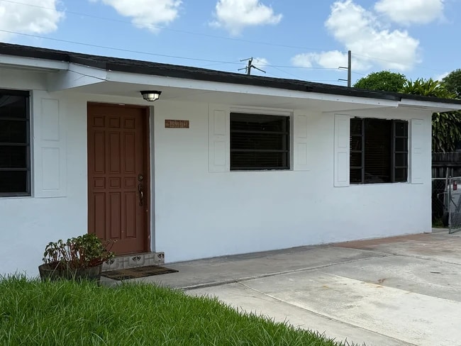 1310 W 30th St in Hialeah, FL - Foto de edificio - Building Photo