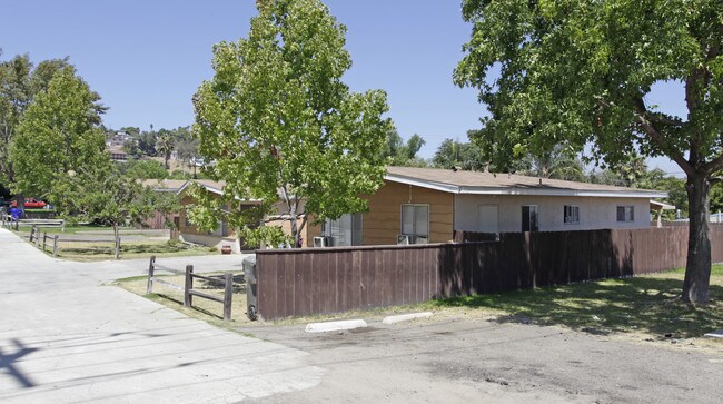 3109-3147 Bernis Ct in Spring Valley, CA - Foto de edificio - Building Photo