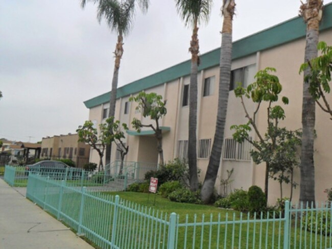 6119 Brynhurst Ave. in Los Angeles, CA - Foto de edificio - Building Photo