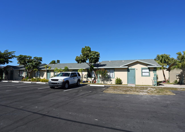 1800-1880 Sunshine Blvd in Naples, FL - Building Photo - Building Photo