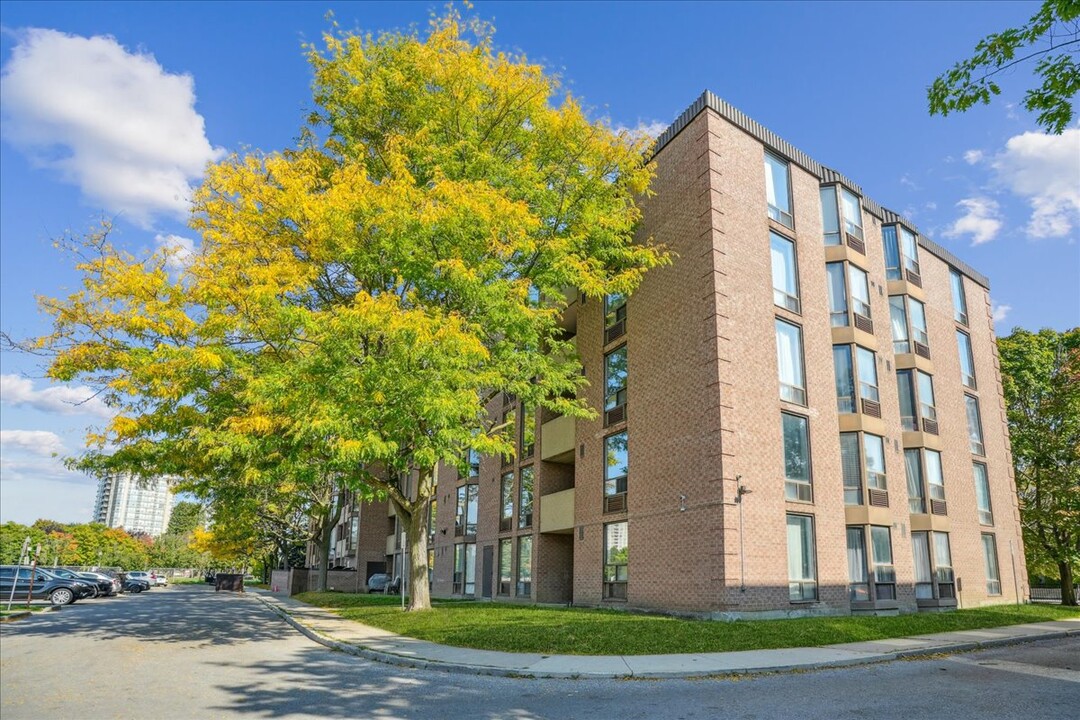 Pickering Place Apartments in Pickering, ON - Building Photo