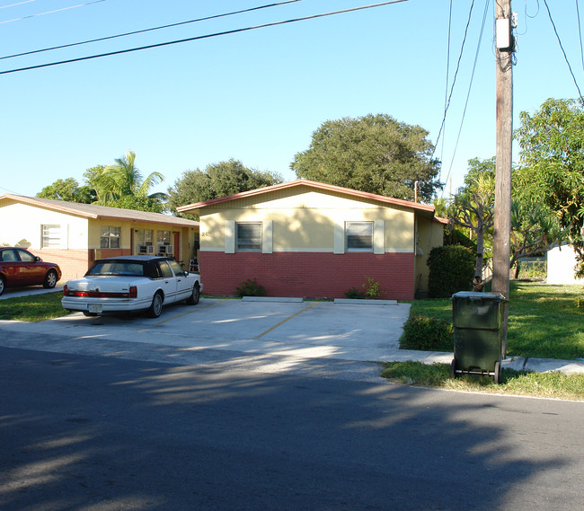 24-26 SW 5th Ave in Dania, FL - Building Photo - Building Photo