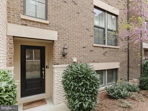 3702 Ambrose Hills Rd in Falls Church, VA - Foto de edificio - Building Photo