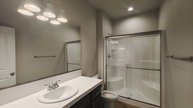 17542 SW Sunview Ln in Beaverton, OR - Foto de edificio - Building Photo