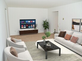 Holly House Apartments in Rochester, MI - Building Photo