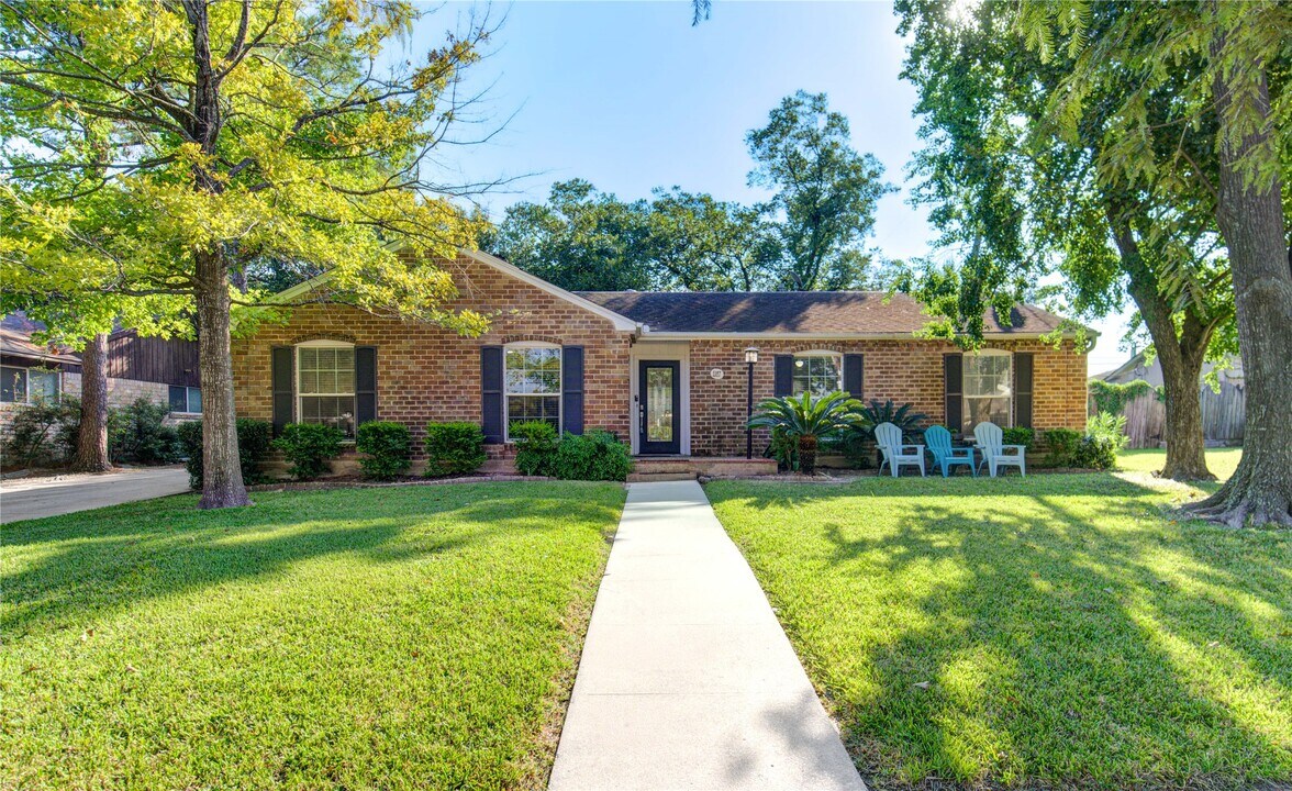 1107 Blue Willow Dr in Houston, TX - Building Photo