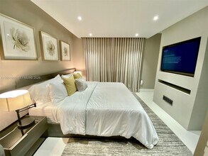 2960 NE 207th St in Aventura, FL - Building Photo - Building Photo