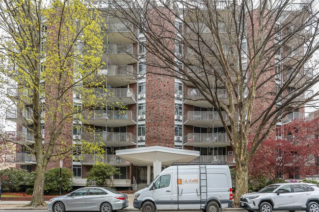 Winchester House Condominiums in Brookline, MA - Foto de edificio - Building Photo