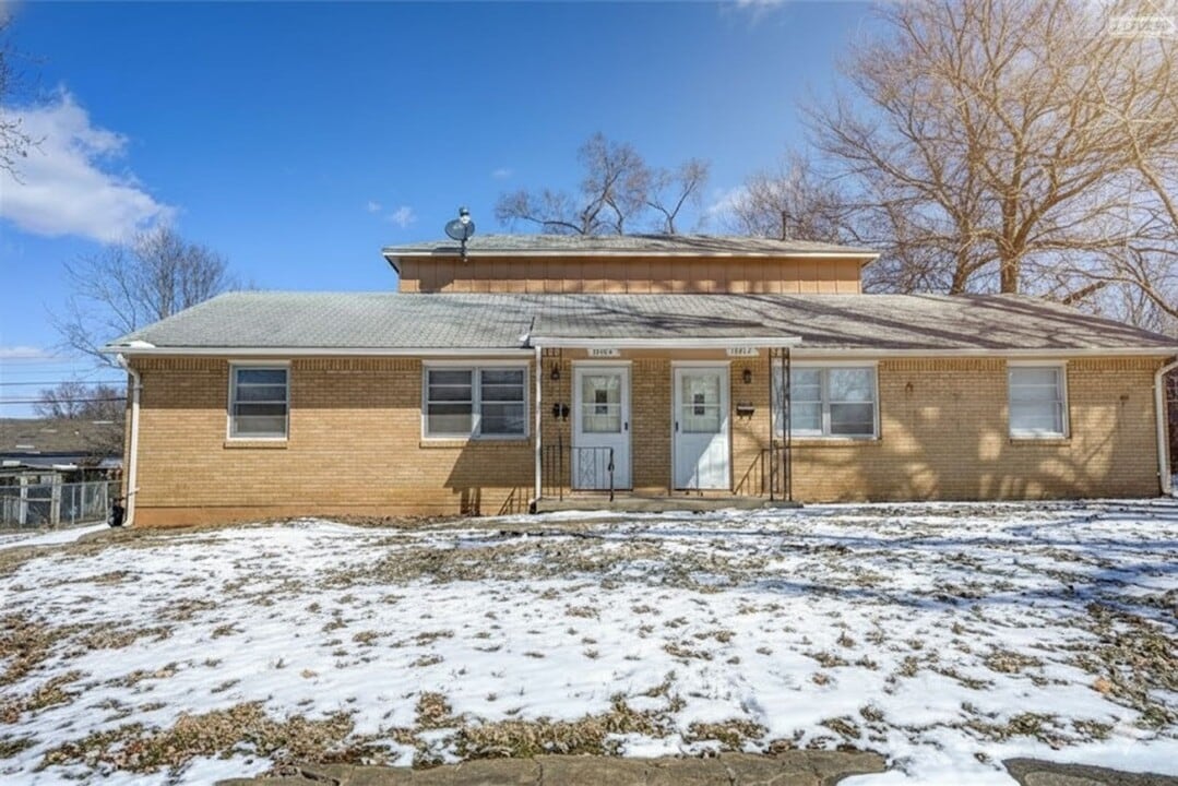 10516-10516 E 10th St S in Independence, MO - Building Photo