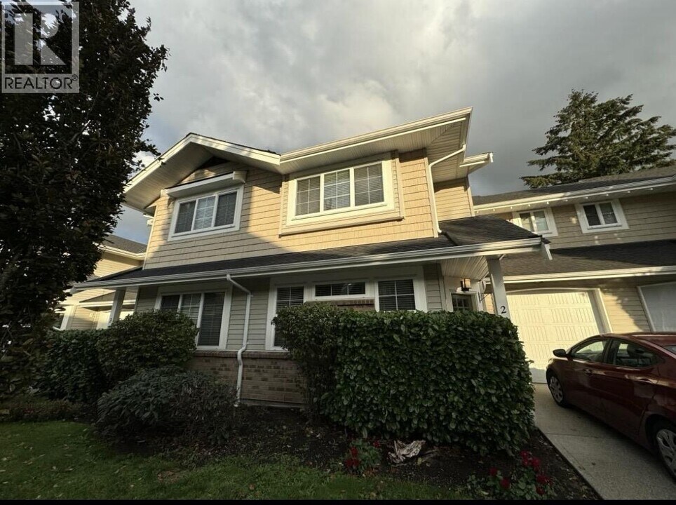 12161 237 St in Maple Ridge, BC - Building Photo