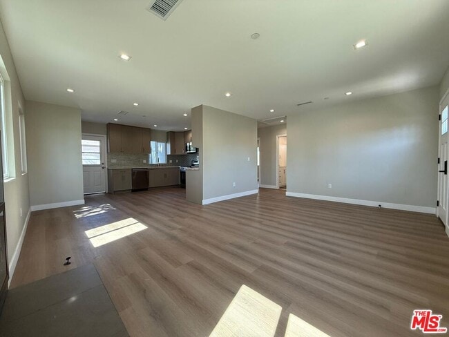 6403 Gentry Ave in Los Angeles, CA - Building Photo - Building Photo