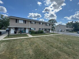 Pine Manor Apartments in Kokomo, IN - Building Photo