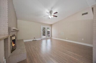 2413 Village Green Dr in Garland, TX - Foto de edificio - Building Photo