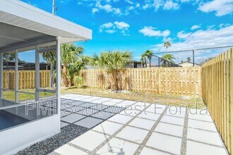 2233 Michele Dr in Sarasota, FL - Building Photo - Building Photo