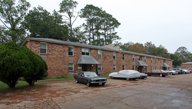 Pine Tree Apartments in Pascagoula, MS - Building Photo - Building Photo