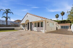 15227 Otsego St in Los Angeles, CA - Building Photo