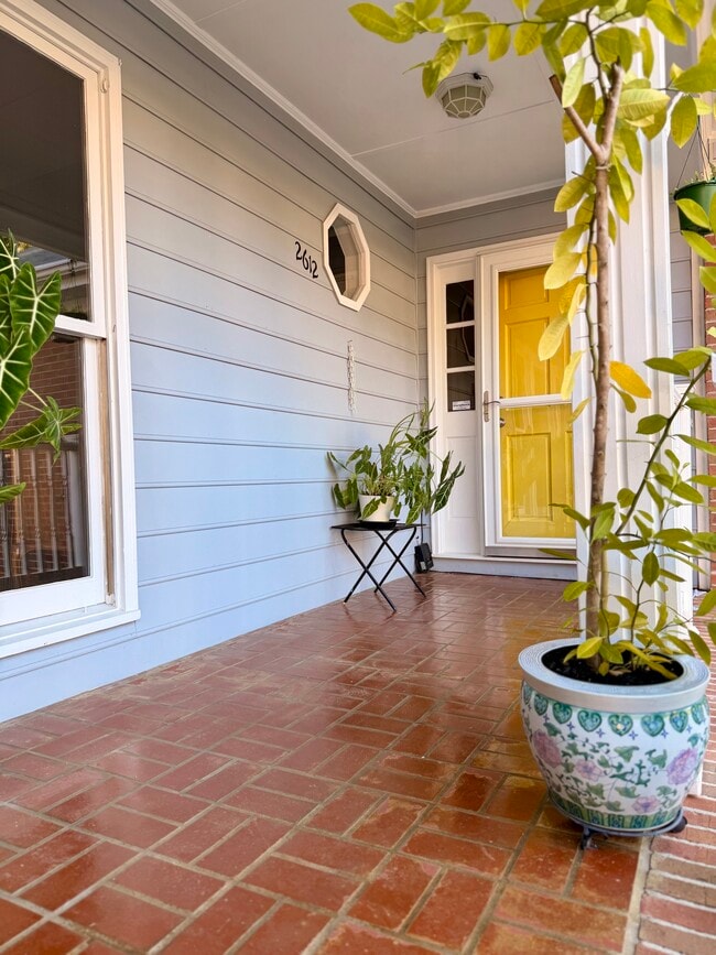 property at 2612 Leeshire Ct