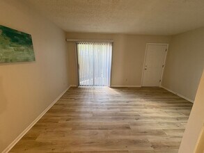 Stone Edge Apartments in Wichita, KS - Building Photo - Interior Photo