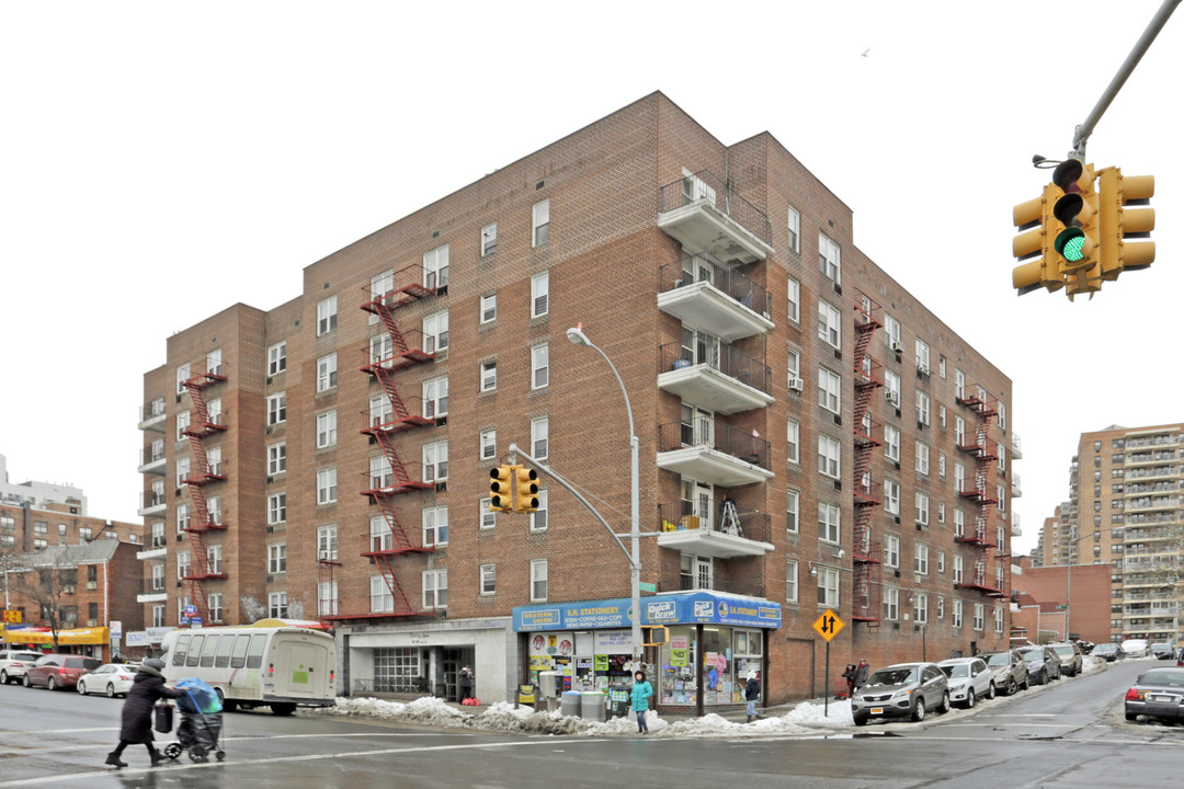 4295 Main St in Flushing, NY - Building Photo