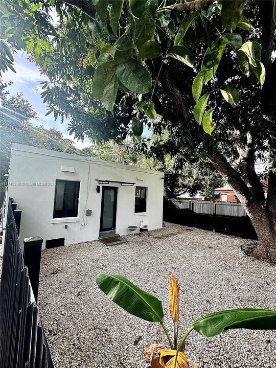 557 NW 44th St in Miami, FL - Building Photo