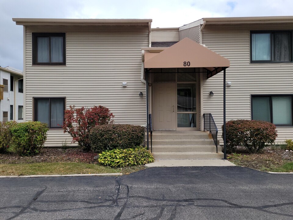 80 Commonwealth Ct in Vernon Hills, IL - Building Photo