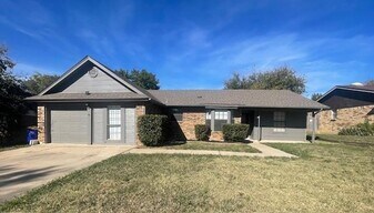 6413 Alta Vista Dr in Watauga, TX - Building Photo