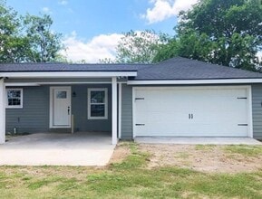 1515 Co Rd 237 in Ganado, TX - Building Photo - Building Photo